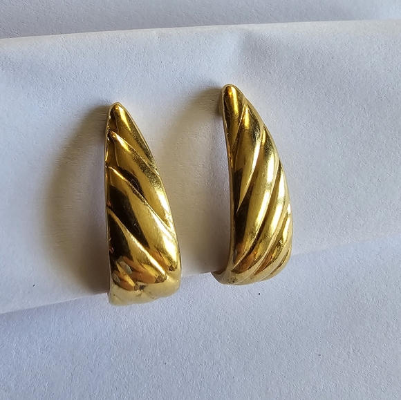 Vintage Monet hoop clip earrings gold tone clipon womens classic elegant - Picture 7 of 7